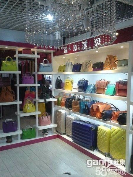 多寶閣展柜 從烤漆珠寶貨架到服裝鞋帽的多元陳列藝術